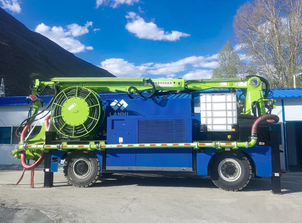 混凝土噴射機(jī)，一種專門用于將混凝土噴射到隧道壁上的施工設(shè)備